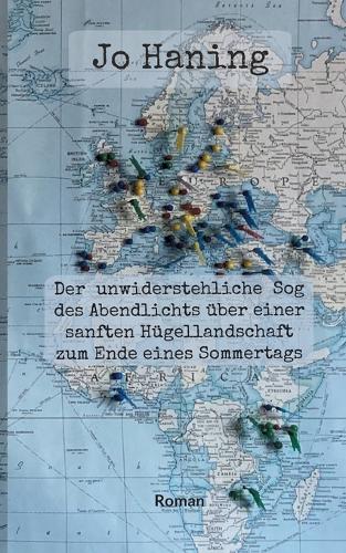 Der unwiderstehliche Sog des Abendlichts über einer sanften Hügellandschaft zum Ende eines Sommertags