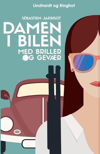 Damen i bilen med briller og gevaer